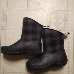 Womens Size 7 Muck Boots